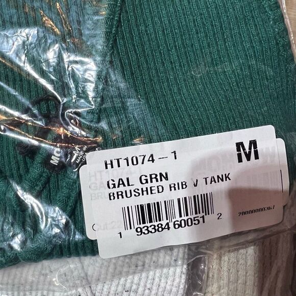 NWT‎ Monrow Gal Green Brushed V Neck Tank Top Medium ribbed - Picture 3 of 10